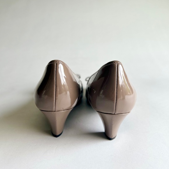 Naturalizer Grey Brown Patent Leather Bow Pumps size 8.5 - Picture 6 of 16